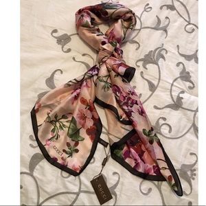 NWT Authentic Gucci silk floral scarf